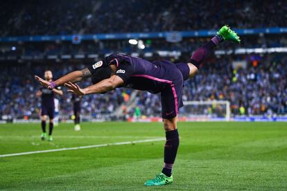 Luis Suarez celebra su segundo gol, el tercero del equipo.