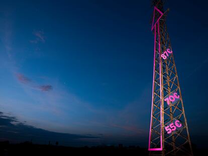 Intervención artística sobre el precio de la luz, obra del colectivo StoolStreetArt y Abraham Calero, en una vieja torre de alta tensión en Campanar (Valencia).