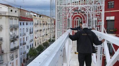 Dos operarios en la pasarela de la estructura de luces a la que la falla Sueca-Literato Azor&iacute;n quer&iacute;a dar acceso.