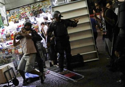 Um dos momentos da ofensiva da polícia na manifestação.