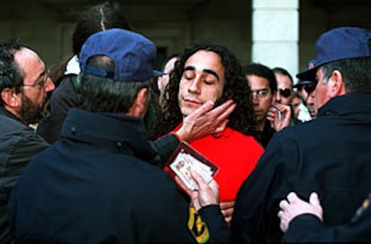La policía identificó a los estudiantes concentrados ante los juzgados de Sevilla.