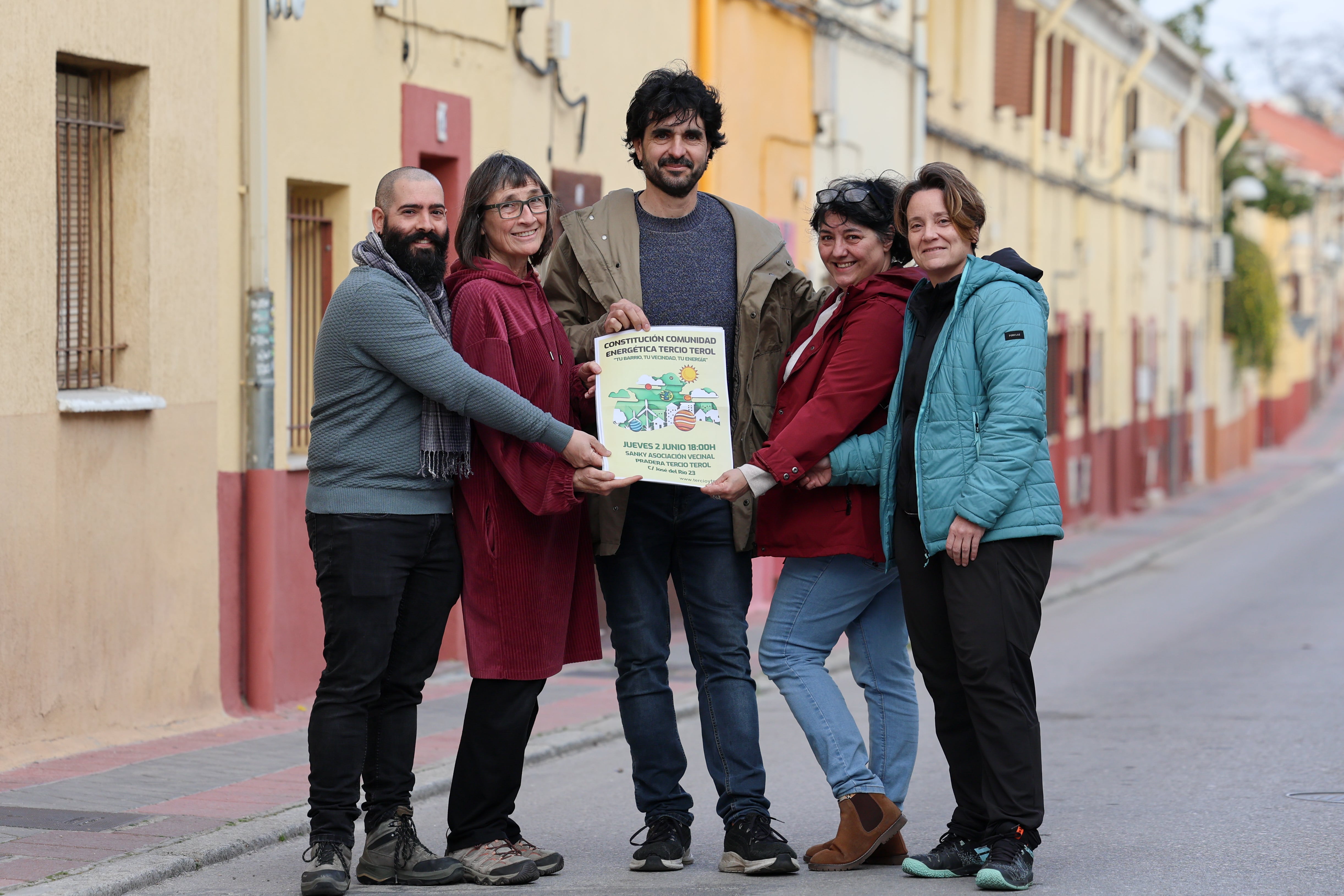 Los vecinos del Tercio Terol posan en su barrio con el cartel de 