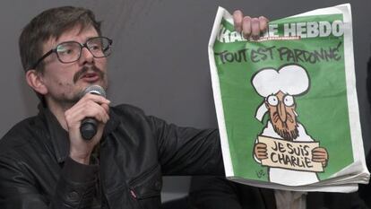 El dibujante Luz sostiene el nuevo número de 'Charlie Hebdo'.