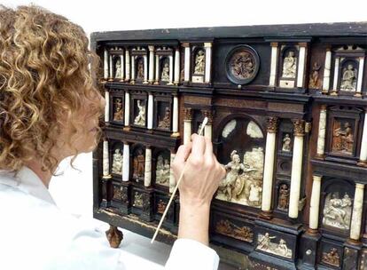 Una técnico trabaja en la restauración del escritorio del Museo de Bellas Artes.