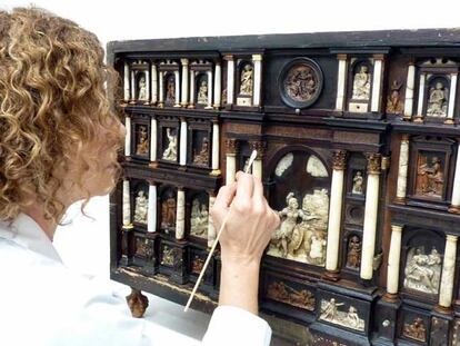 Una técnico trabaja en la restauración del escritorio del Museo de Bellas Artes.