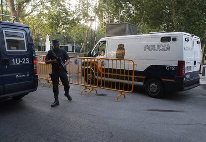 Un agente de la policía.