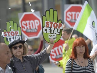 Activistas en contra del TTIP y el CETA en Berl&iacute;n.