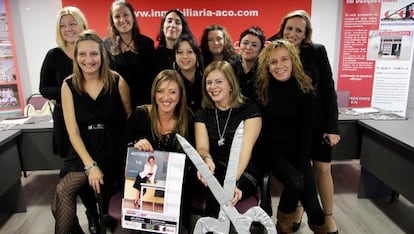 Madres del colegio Evaristo Calatayud de Montserrat que protagonizaron el calendario para recaudar fondos.