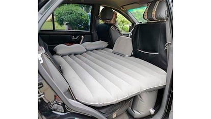 Colchón hinchable coche sobre fondo blanco.
