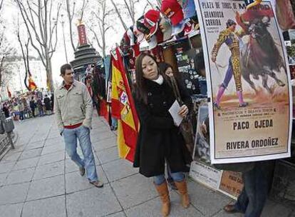 Puestos de <i>souvenirs</i> en el paseo del Prado a la altura de la plaza de Neptuno.