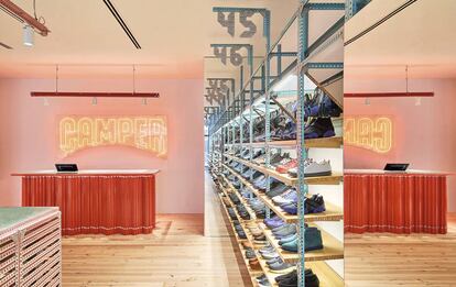 Interior de la tienda de Camper que Penadés ha diseñado y creado en Málaga. Un punto de partida fue el almacén de mobiliario en desuso de la firma de calzado en Benissalem (Mallorca). |