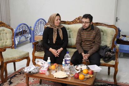 Sakineh Ashtianí y su hijo Sajad, ayer durante la conferencia de prensa con periodistas internacionales en Tabriz.