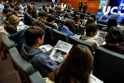 Alumnos de la Carlos III, durante el encuentro con la directora de EL PAÍS.