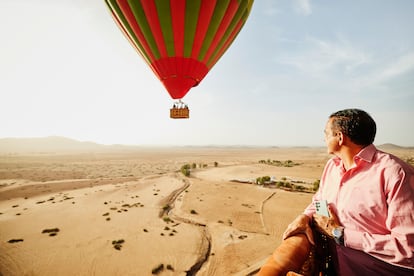 Globo aerostático sobre el desierto Marruecos