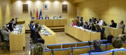 Sesión plenaria del Ayuntamiento de Boadilla, presidida por Javier Úbeda.