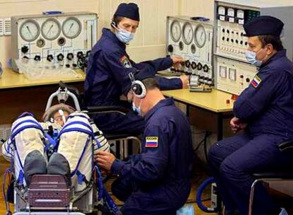 El turista espacial Richard Garriott, durante las preparaciones del lanzamiento de la nave <i>Soyuz</i> desde el cosmódromo de Baikonur, en Kazajstán.