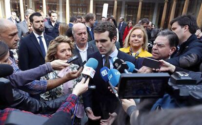 Pablo Casado atiende a los medios de comunicación tras la firma del acuerdo de coalición con Foro Asturias. 