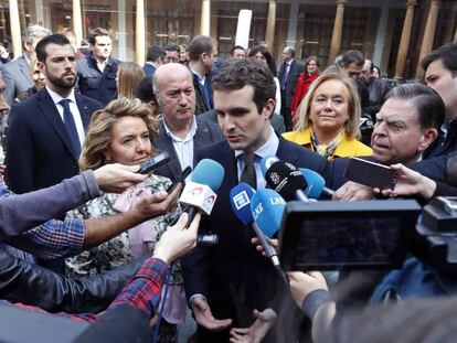 Pablo Casado atiende a los medios de comunicación tras la firma del acuerdo de coalición con Foro Asturias. 