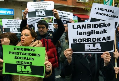 Trabajadores de Lanbide, en una protesta convocada por ELA ante el Gobierno vasco, en Bilbao.