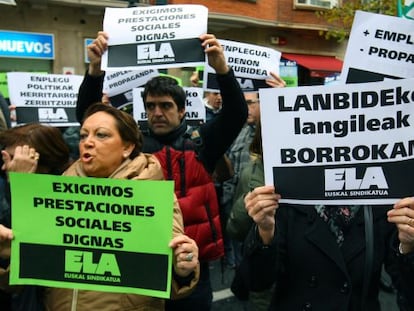 Trabajadores de Lanbide, en una protesta convocada por ELA ante el Gobierno vasco, en Bilbao.