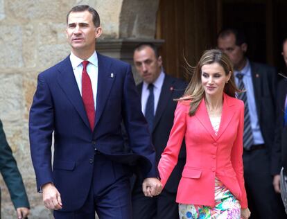 Los Príncipes de Asturias, don Felipe y doña Letizia, abandonan el monasterio de Leyre donde han presidido la entrega del premio Príncipe de Viana de la Cultura 2014, máximo galardón cultural de Navarra, en el primer acto público que protagonizan ambos desde el anuncio de abdicación del Rey.