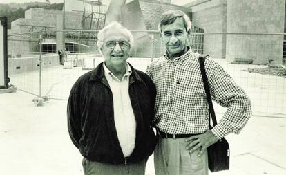 José Luis Merino (izquierda) con Frank Gehry, ante el Guggenheim de Bilbao a finales de los años 90.