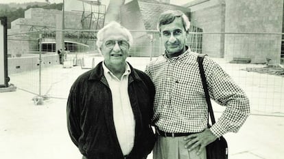 José Luis Merino (izquierda) con Frank Gehry, ante el Guggenheim de Bilbao a finales de los años 90.