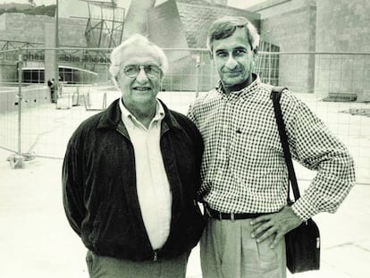 José Luis Merino (izquierda) con Frank Gehry, ante el Guggenheim de Bilbao a finales de los años 90.