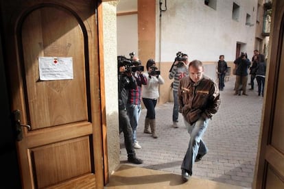 El alcalde de Resquera, Bernat Pellisa, entrando ayer en el Ayuntamiento.