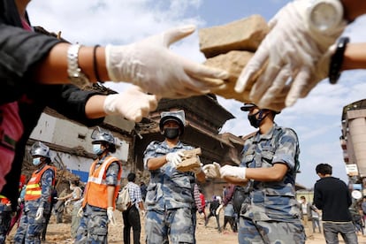 Voluntarios y miembros de equipos de búsqueda y rescate trabajan en la zona en la que se ubica un templo que quedó destrozado tras el terremoto del pasado sábado en Katmandú (Nepal), el 30 de abril de 2015.