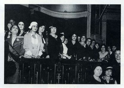 Carmen de Burgos (en el centro, de negro), con la Liga Internacional de Mujeres Ibéricas, en una conferencia contra la pena de muerte en 1931.