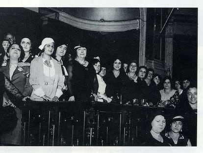 Carmen de Burgos (en el centro, de negro), con la Liga Internacional de Mujeres Ibéricas, en una conferencia contra la pena de muerte en 1931.