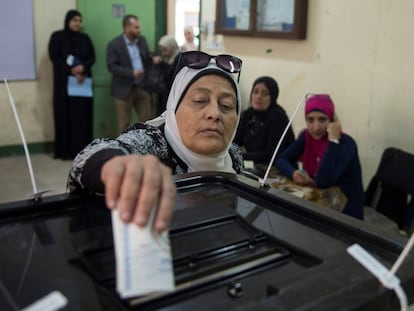 Uma mulher deposita seu voto durante a primeira jornada das eleições presidenciais no Cairo (Egito) hoje, 26 de março de 2018. EFE/ Mohamed Hossam
