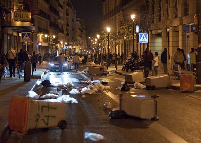 Contenedores en una calle del centro de Madrid, tras la manifestación de primera hora del día.