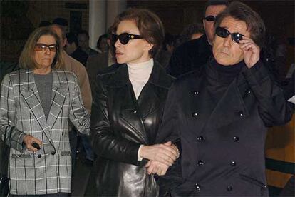 Raphael, junto a su esposa Natalia Figueroa (izda), y Paloma San Basilio (centro), a su salida del tanatorio.