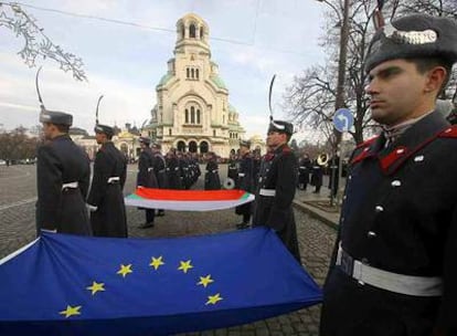 Soldados rumanos sostienen en primer plano la bandera de la UE en una ceremonia el martes en Sofía.