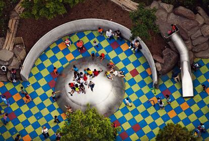 "Los niños adoran este parque infantil, sin duda porque el lugar les da la posibilidad de inventar sus propias diversiones y cambiarlas sobre la marcha", asegura John Tauranac en el libro.
