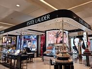Un punto de venta de Estée Lauder en Shanghai (China).