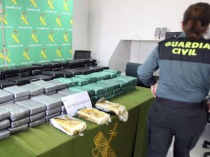 La Guardia Civil de Algeciras muestra las tabletas con 307 kilos de cocaína incautadas.