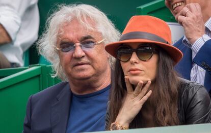 Flavio Briatore y su mujer, Elisabetta Gregoraci, en un partido de tenis en Montecarlo el pasado abril.