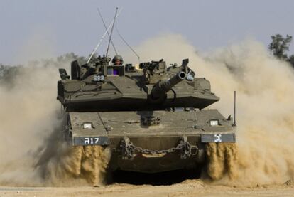 Un tanque israelí maniobra cerca de un kibutz frente al sur de la franja de Gaza.