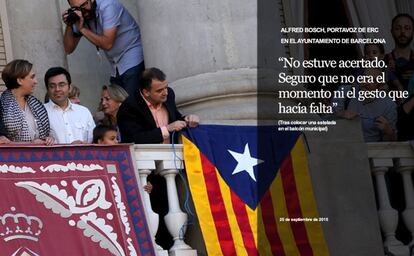 Alfred Bosch, concejal de ERC en el Consistorio de Barcelona, coloca una estelada (bandera independentista catalana) en el balcón municipal durante los actos del Dia de la Merce, el 24 de septiembre de 2015.