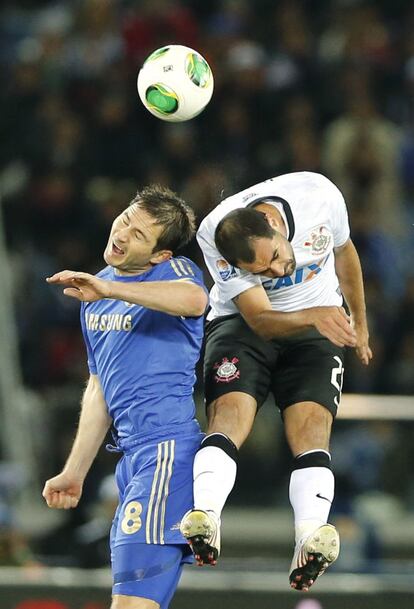 Lampard salta por el balón con Danilo.