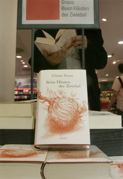 Ejemplar de <i>Beim Haeuten der Zwiebel</i>, autobiografía de Günter Grass, en la que confiesa su pasado en las SS.