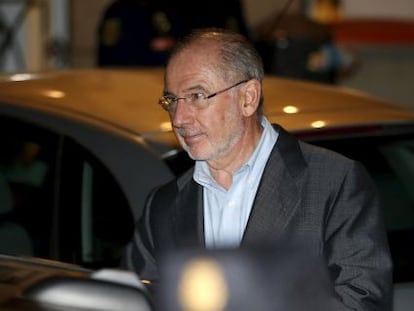 Rodrigo Rato sale de sus despacho tras el registro policial.