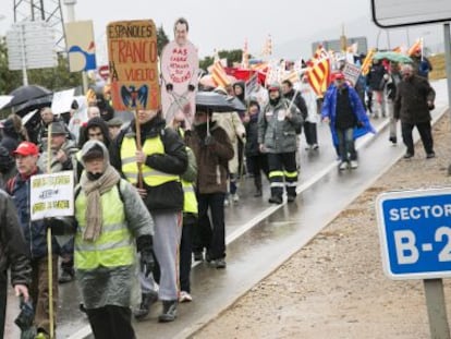 400 personas marchan contra el paro.