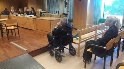 José María Aristrain, en silla de ruedas y de espaldas, ante la Audiencia Provincial de Madrid, en 2019.