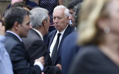 El exministro de Asuntos Exteriores José Manuel García-Margallo a la salida de los féretros de la familia fallecida.