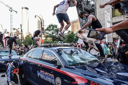 Alguns manifestantes lançaram pedras contra o edifício da CNN em Atlanta onde policiais se refugiavam. Carros da polícia foram vandalizados.