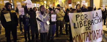 Un grupo de vecinos protesta por el desalojo del centro Montamarta, en San Blas.